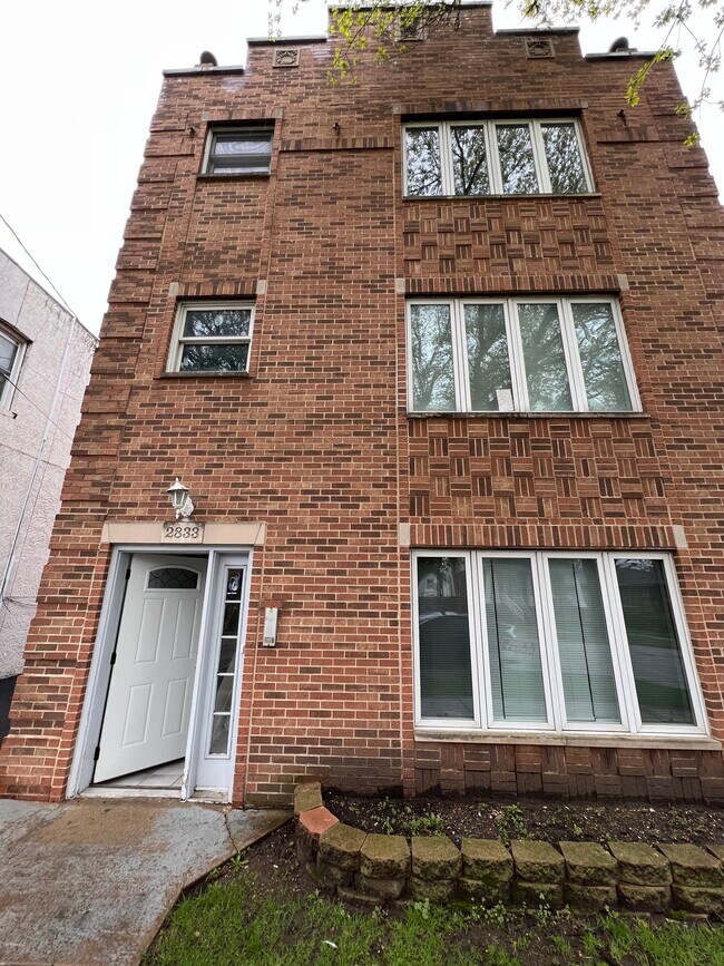 Foto del edificio - 2833 Auxplaines Ave