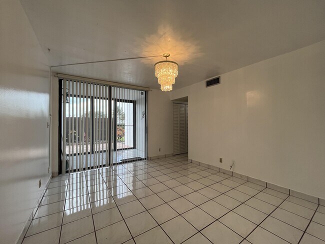 Building Photo - 215 Lake Pointe Dr