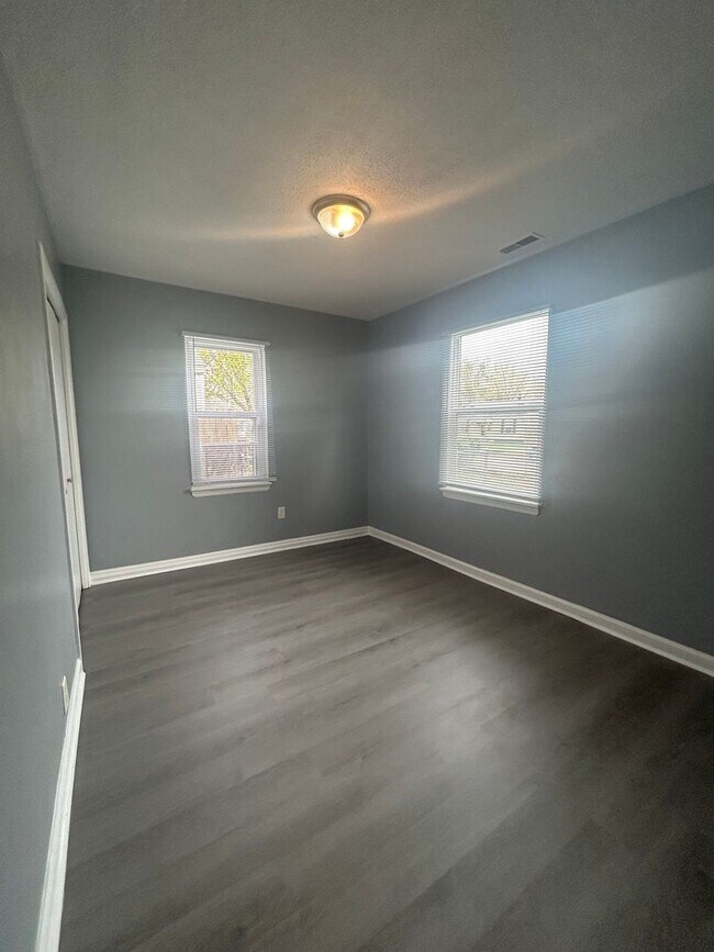 Building Photo - Freshly Painted 3 Bedroom House