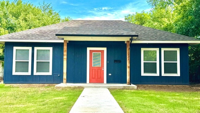 Building Photo - Beautiful 2-Bed Home – Move-In Ready