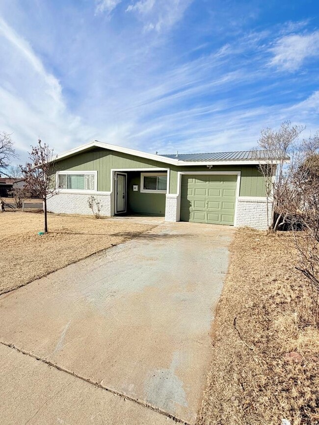 Building Photo - 3701 Spruce Ave