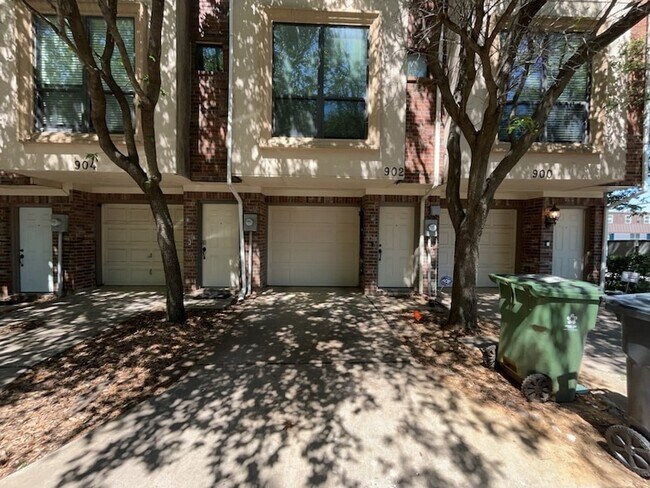 Building Photo - 902 E Glenn Crossett St