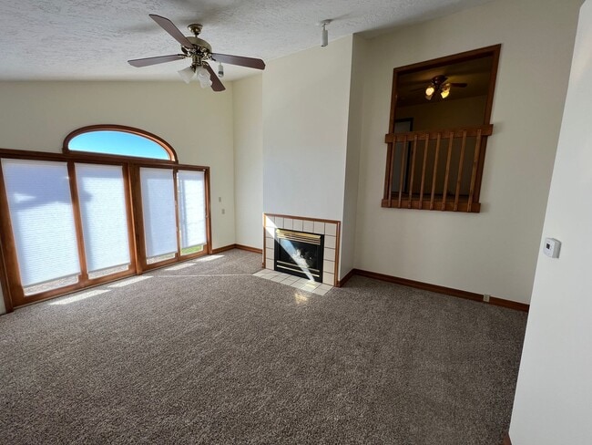 Building Photo - Beautiful Tri-Level on 1/3 Acre!!