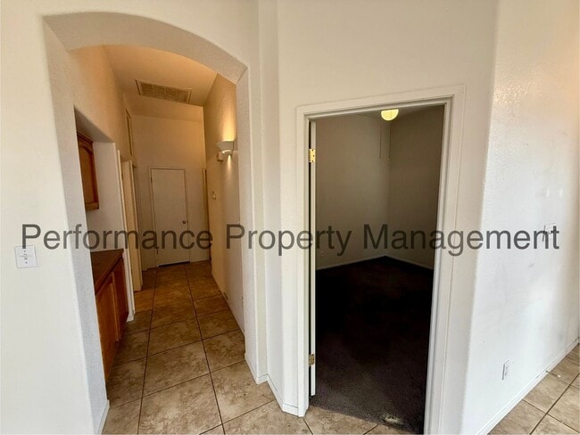 Building Photo - Charming 3 Bed/2 Bath SW Bakersfield Home ...