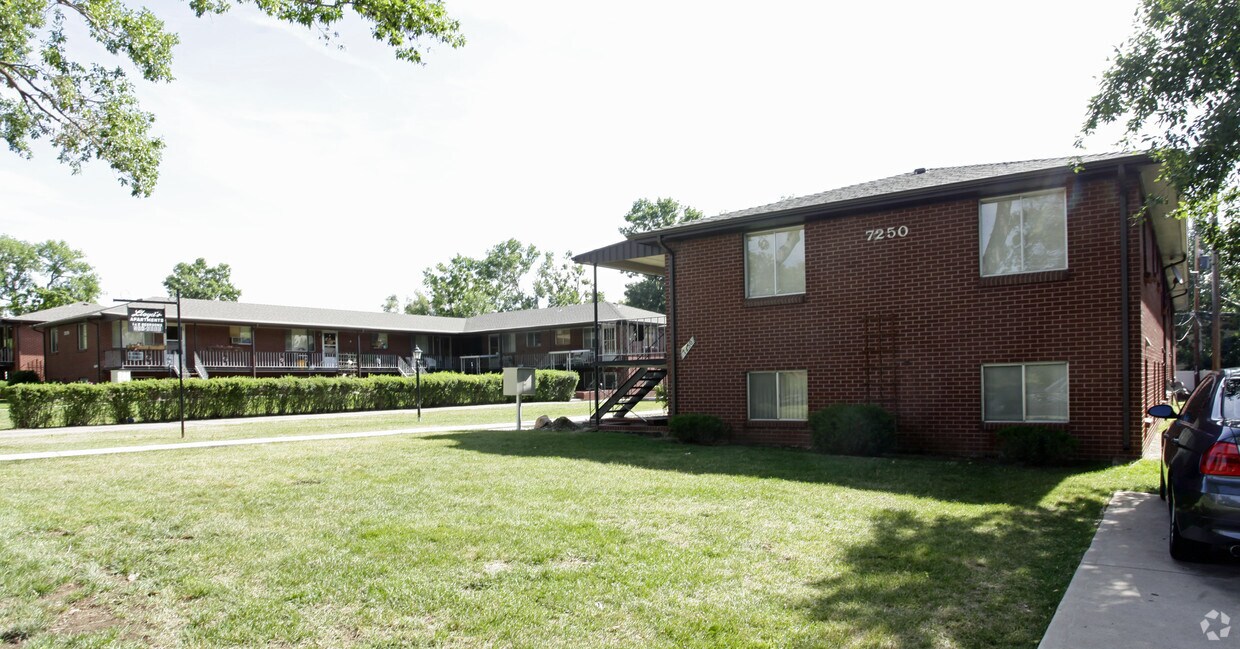 Apartamentos Lloyd - 7250 - 7290 Newton St