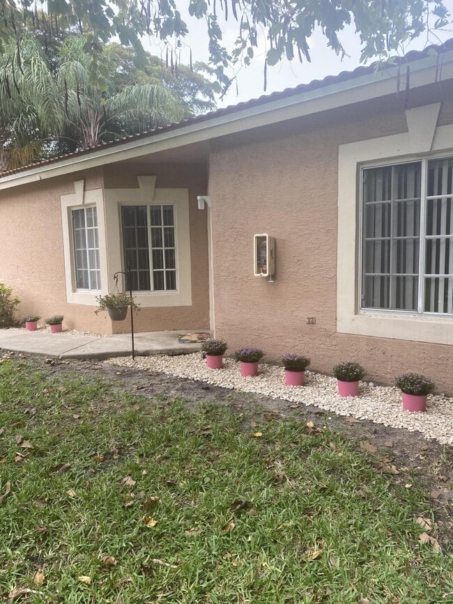 Foto del edificio - 9888 Kamena Cir