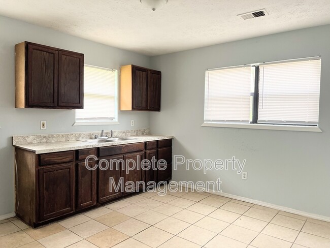 Building Photo - 509 37th Ave W