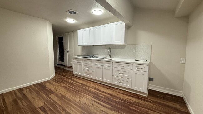 KITCHEN - 4400 N Lakewood Blvd