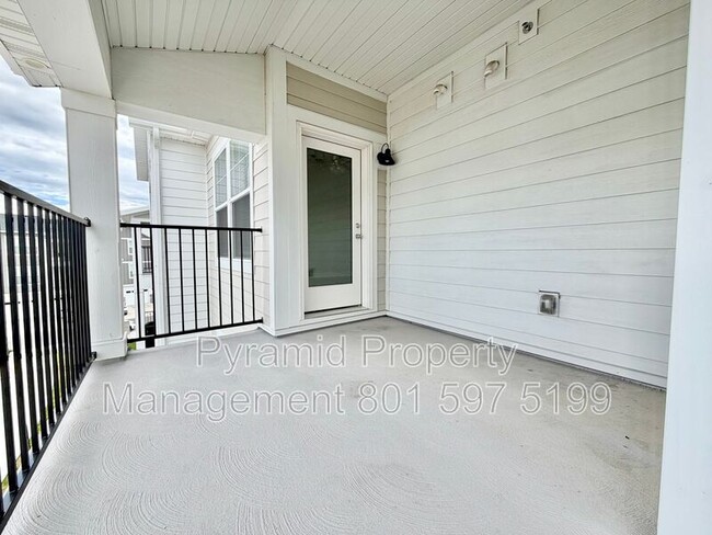 Building Photo - 936 W Big Ben Ln