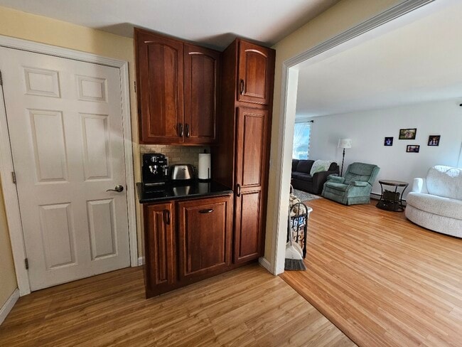 Kitchen - 11 Laurel Ln