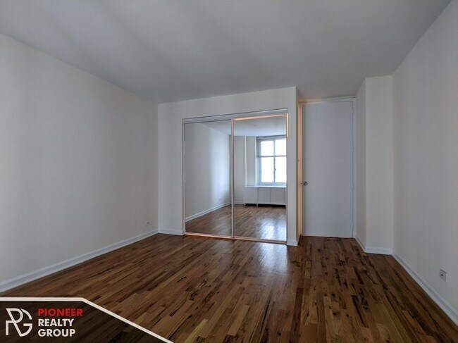 Building Photo - 4600 N Clarendon Ave