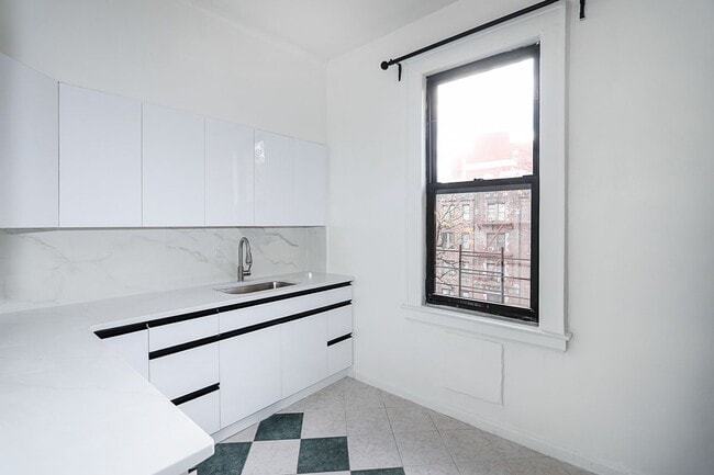 Foto del edificio - 11525 Metropolitan Avenue, 233