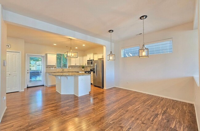 Foto del edificio - 4 Bedroom Home Available Now in Lake Steve...