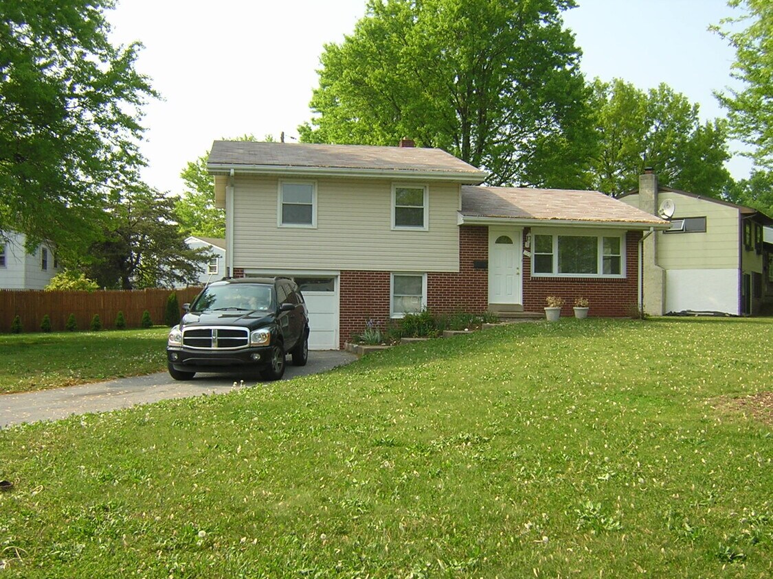 front - 105 Briarwood Dr