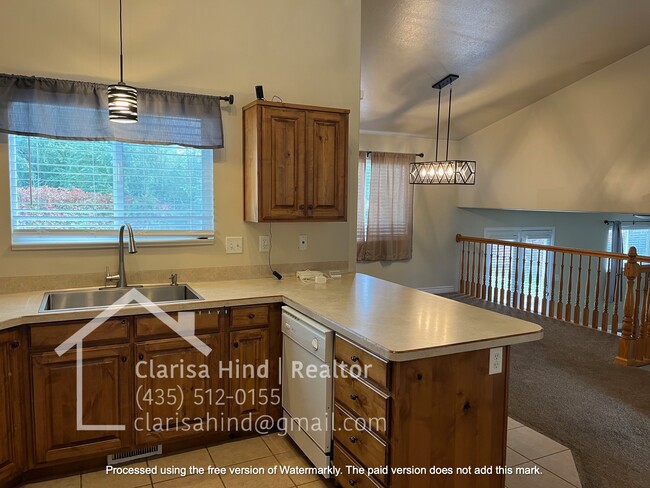 Building Photo - 262 1660 W