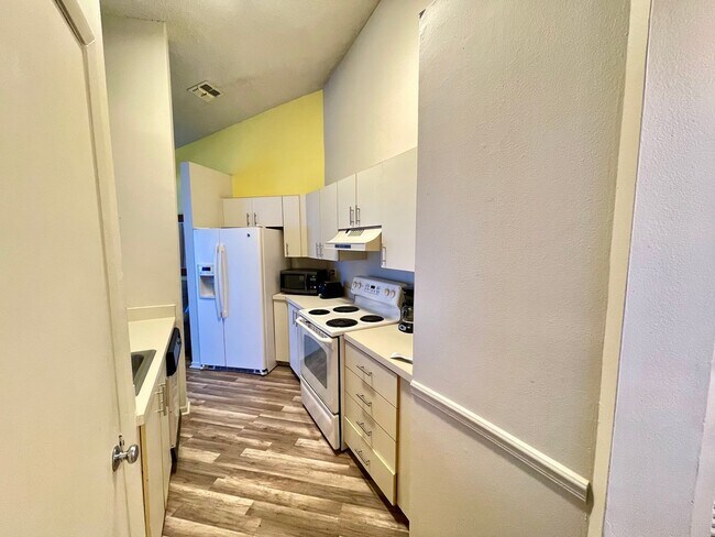 Foto del edificio - Charming 2 Bed, 2 Bath Condo in Gated Dock...