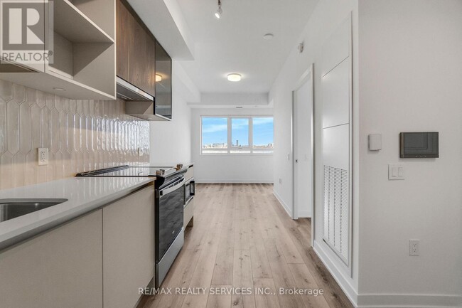 Building Photo - 395 Dundas St W