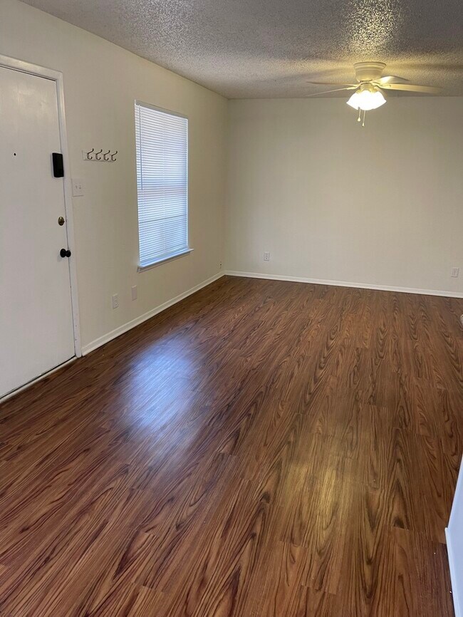 Foto del edificio - MOVE-IN READY. Single level, pet friendly front-end fourplex townhome, UPGRADED WIDE PLANK FLOORI...