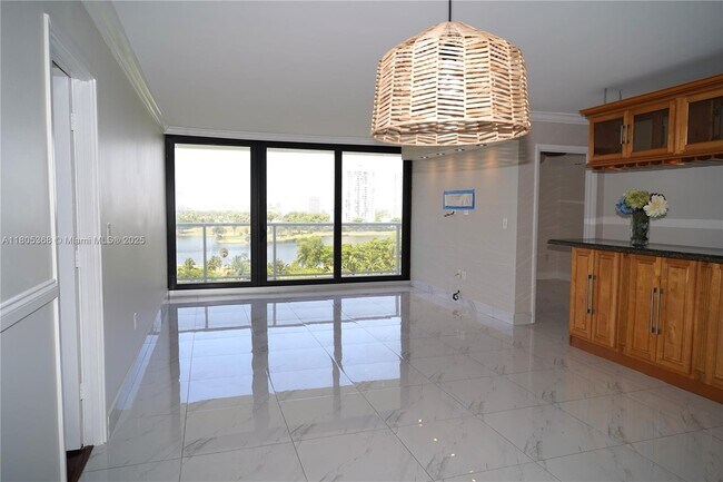 Foto del edificio - 3731 N Country Club Dr
