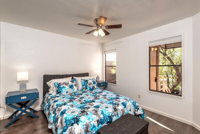 Foto del edificio - 6655 N Canyon Crest Dr