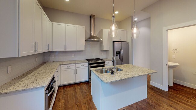 Foto del edificio - Beautiful 4 Bedroom East Nashville Duplex!