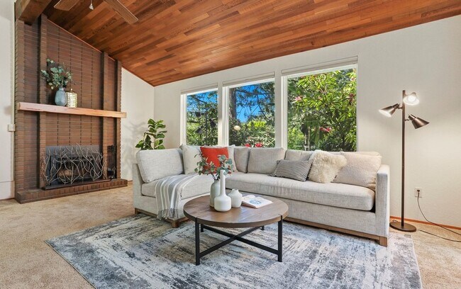 Foto del edificio - Beautiful Home 3 Bedroom, 2 Bath + Den on ...