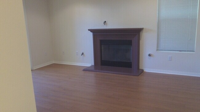 Building Photo - 320 E Foothill Blvd