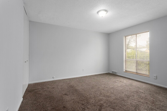 Building Photo - 418 W 89th St