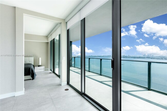 Foto del edificio - 650 NE 32nd St