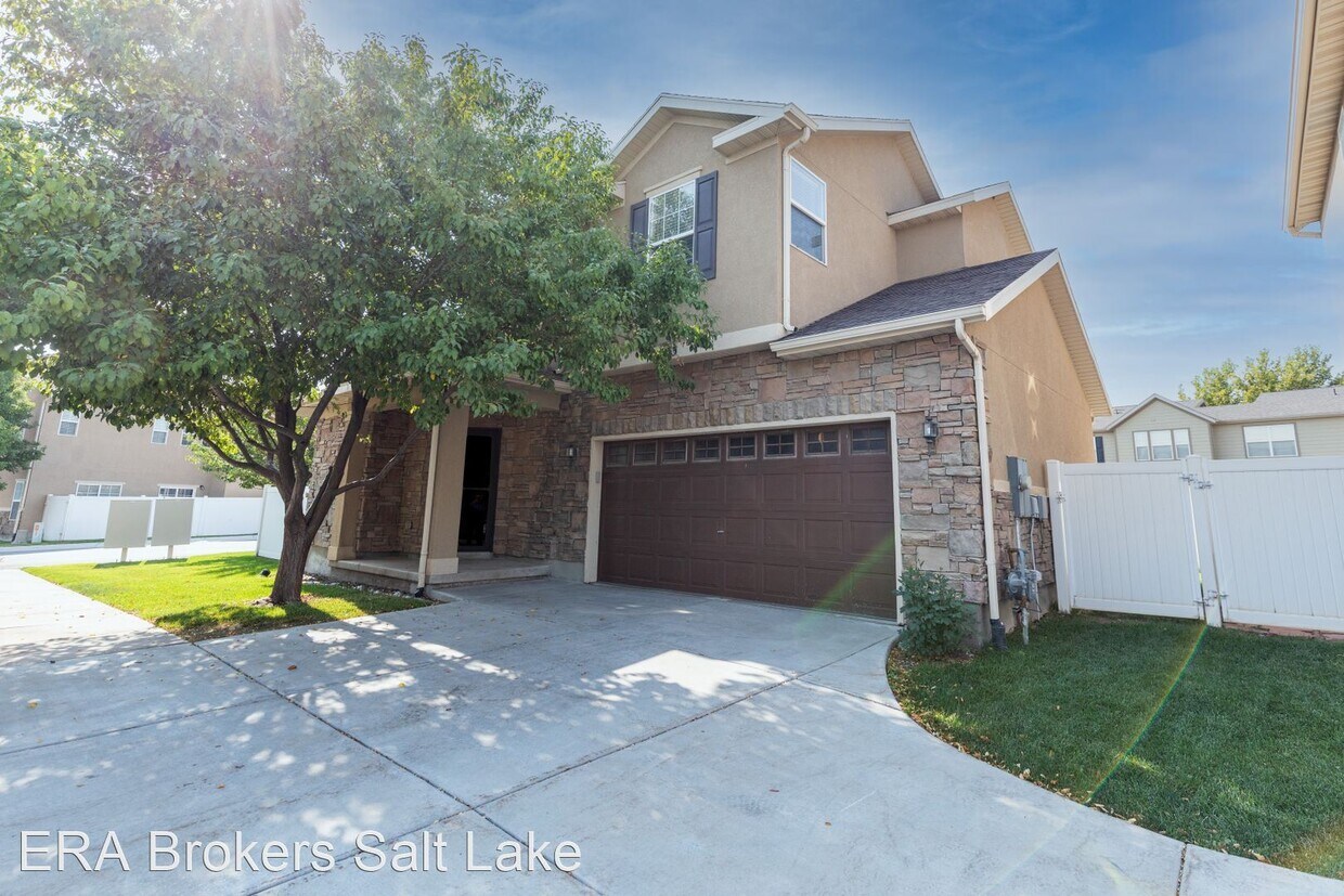 3 br, 2.5 bath House 4933 W Favre Bay House Rental in Riverton, UT