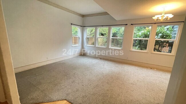 Foto del edificio - Inviting 3 BD | 2.5 BA Home w/ Massive Bac...