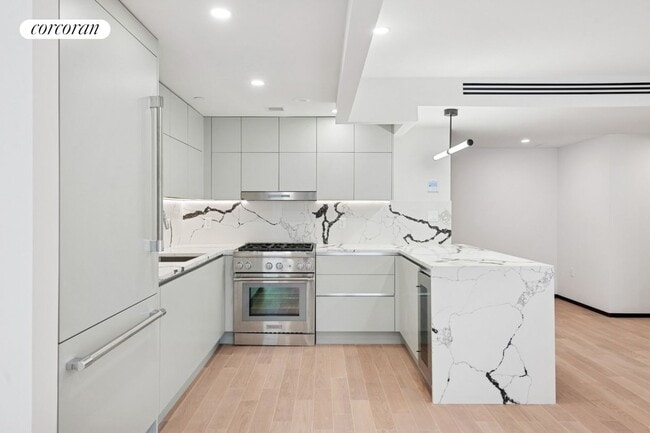 Building Photo - 350 W 44th St