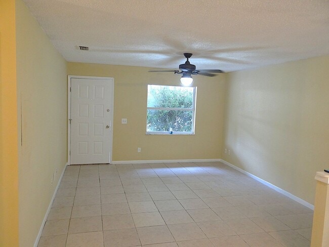 Building Photo - Rent is 1/2 price 1st month - 2 bed & 1 bath