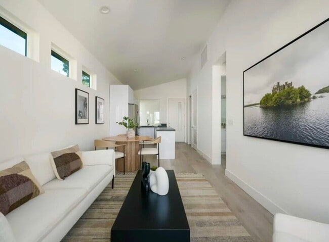 Foto del edificio - Modern Condo in Point Loma's Wooded Area