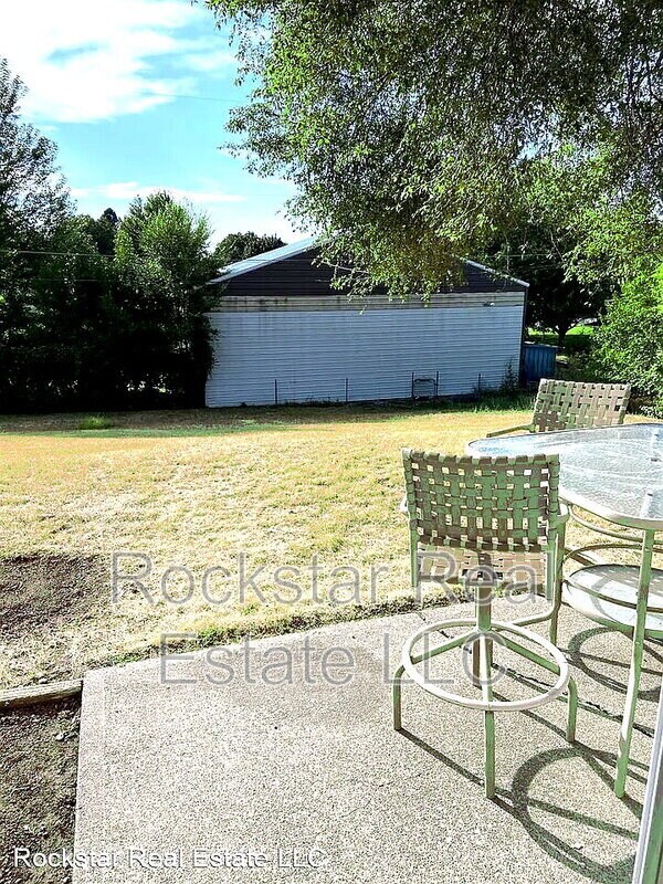 Building Photo - 1307 N Vista