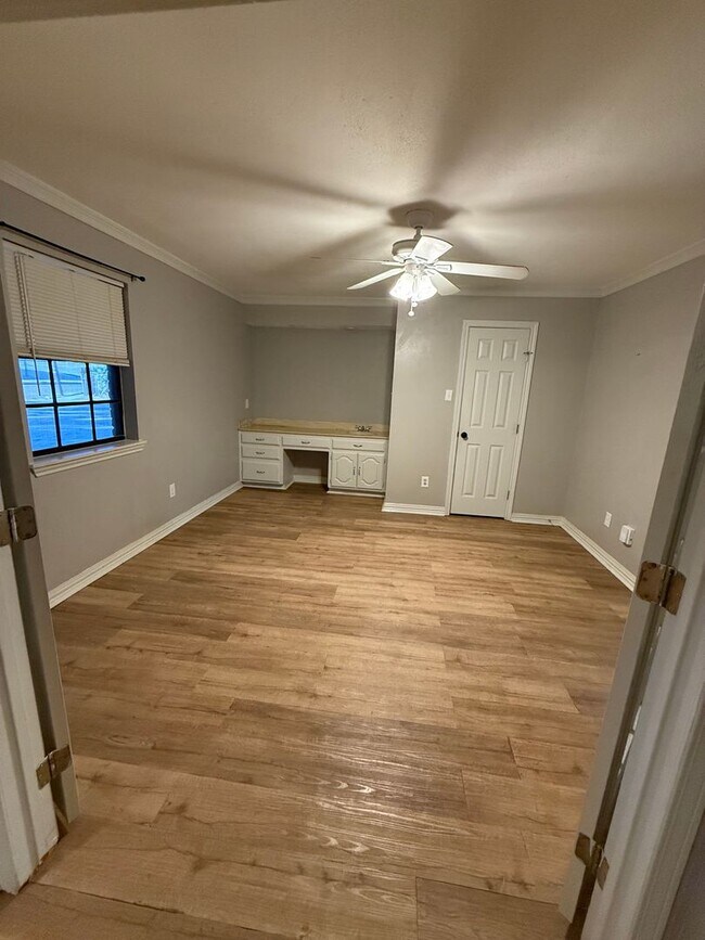 Building Photo - Spacious 4-Bedroom Home with Office, Fireplace & Pet-Friendly Living