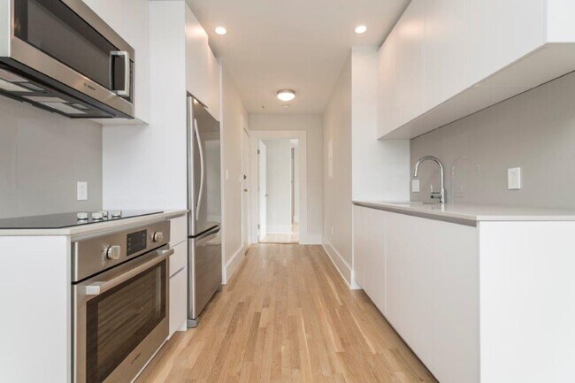Foto del edificio - GORGEOUS BRIGHTON CENTER 3 BED/1 BATH COMP...