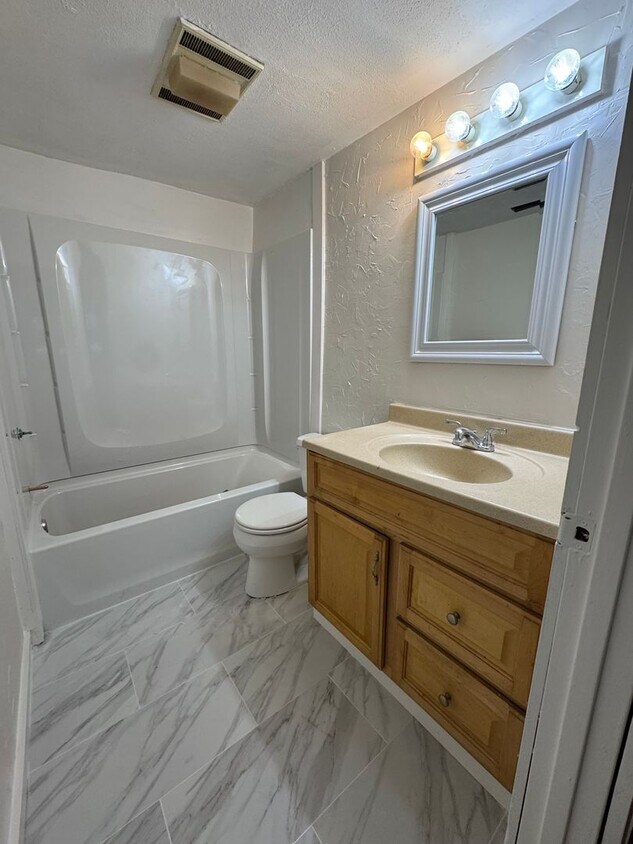 Building Photo - Loudon 37774 - 2 bedroom 1 bath - contact Adam Joachim 865-352-220-7700