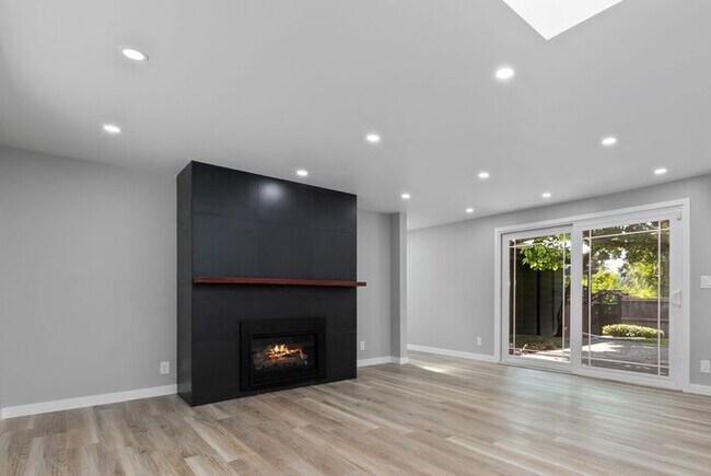 Building Photo - Elegant Air-Conditioned Newly Remodeled Ma...