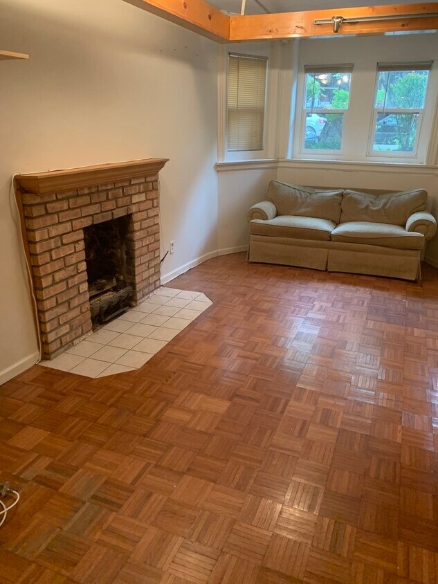 Primary Photo - 2113 N Sheffield Ave
