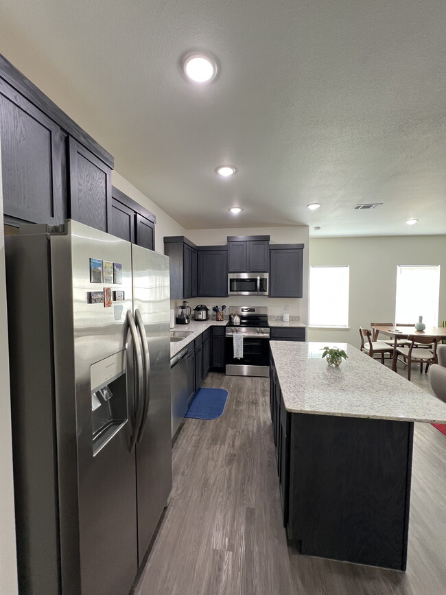 Building Photo - 1018 S Benchmark Ln