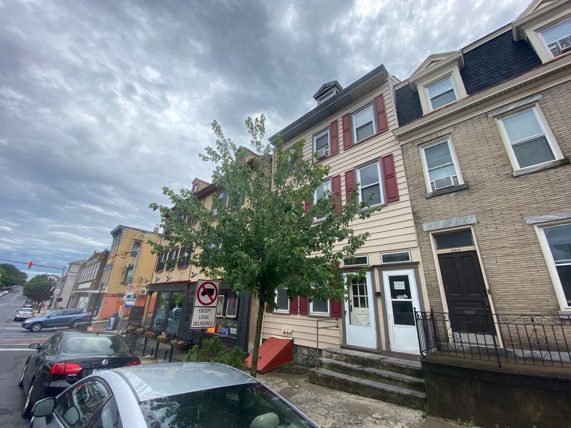 706 Northampton St Unit 2, Easton, PA 18042 Room for Rent in Easton