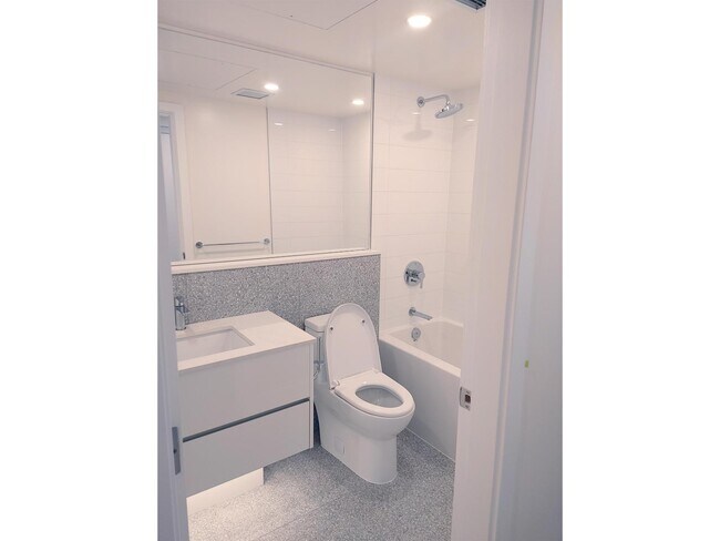 Photo du bâtiment - 10428 Whalley Blvd