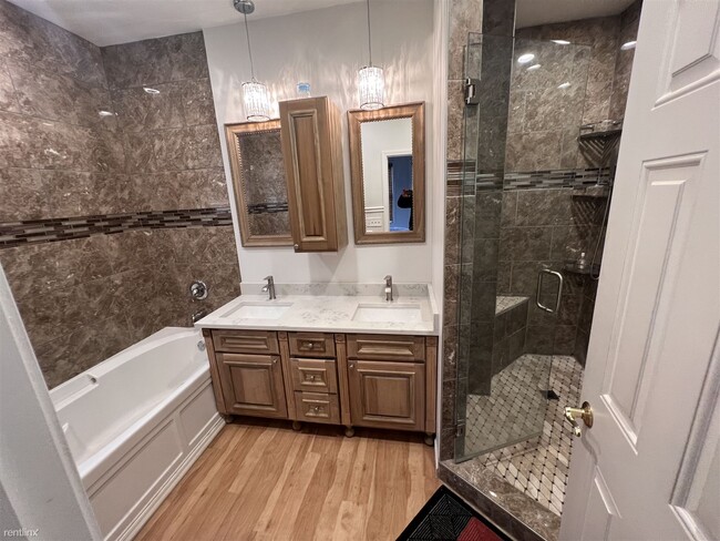 Building Photo - 4 br, 3.5 bath Townhome - 1151 E 46th St