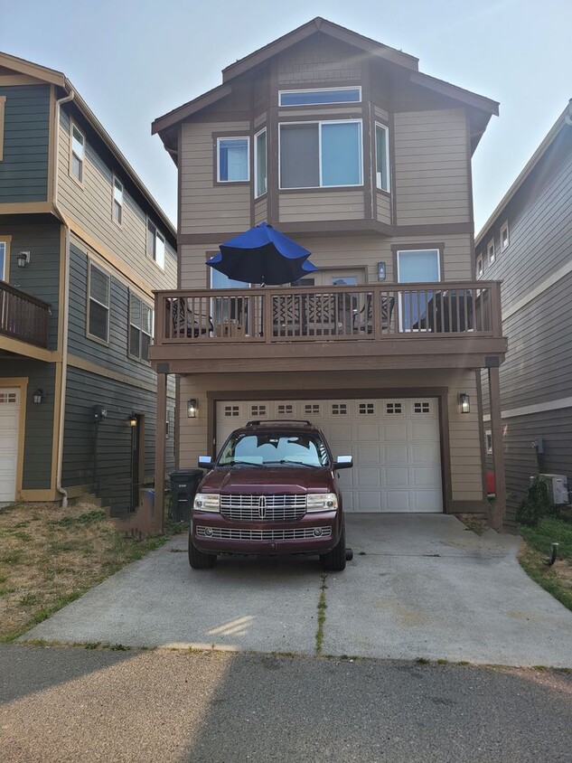 Primary Photo - Spacious Home with Beautiful Finishes in B...