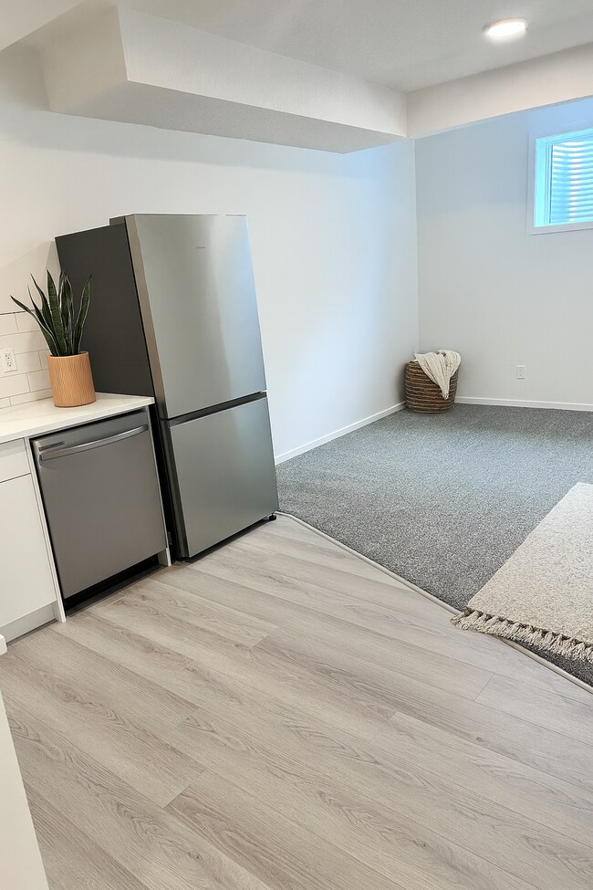 Photo du bâtiment - 7729-174A 174A Ave NW