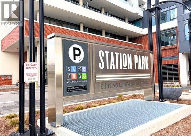 Building Photo - 5 Wellington St S