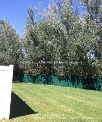 Building Photo - Gated Community Townhome - HOA included!