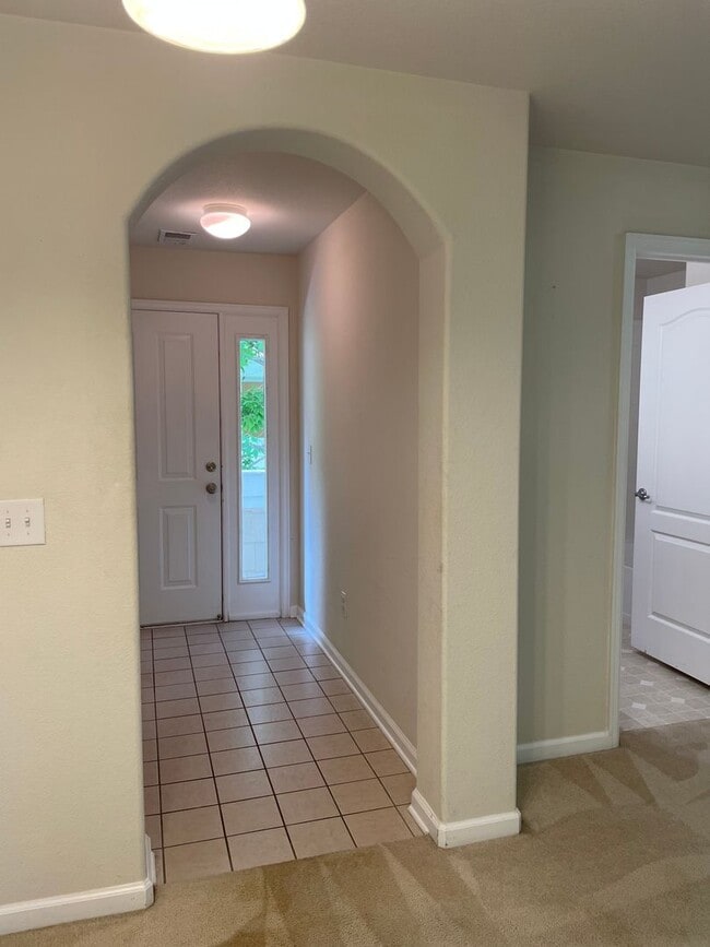 Foto del edificio - 2 bed/2 bath 2nd-floor condo in Lakeshores at Centerra.