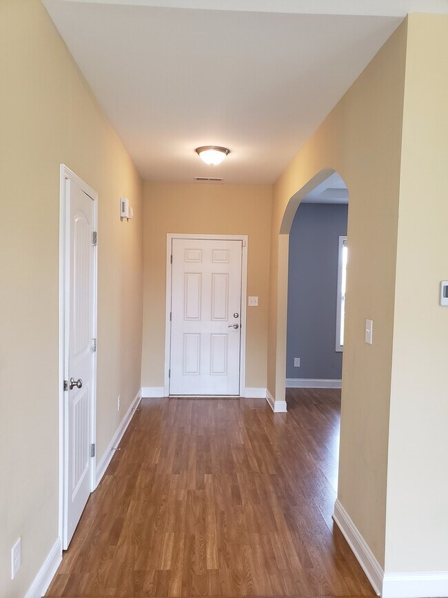 Building Photo - In Lexington Plantation w/Fenced Back Yard...